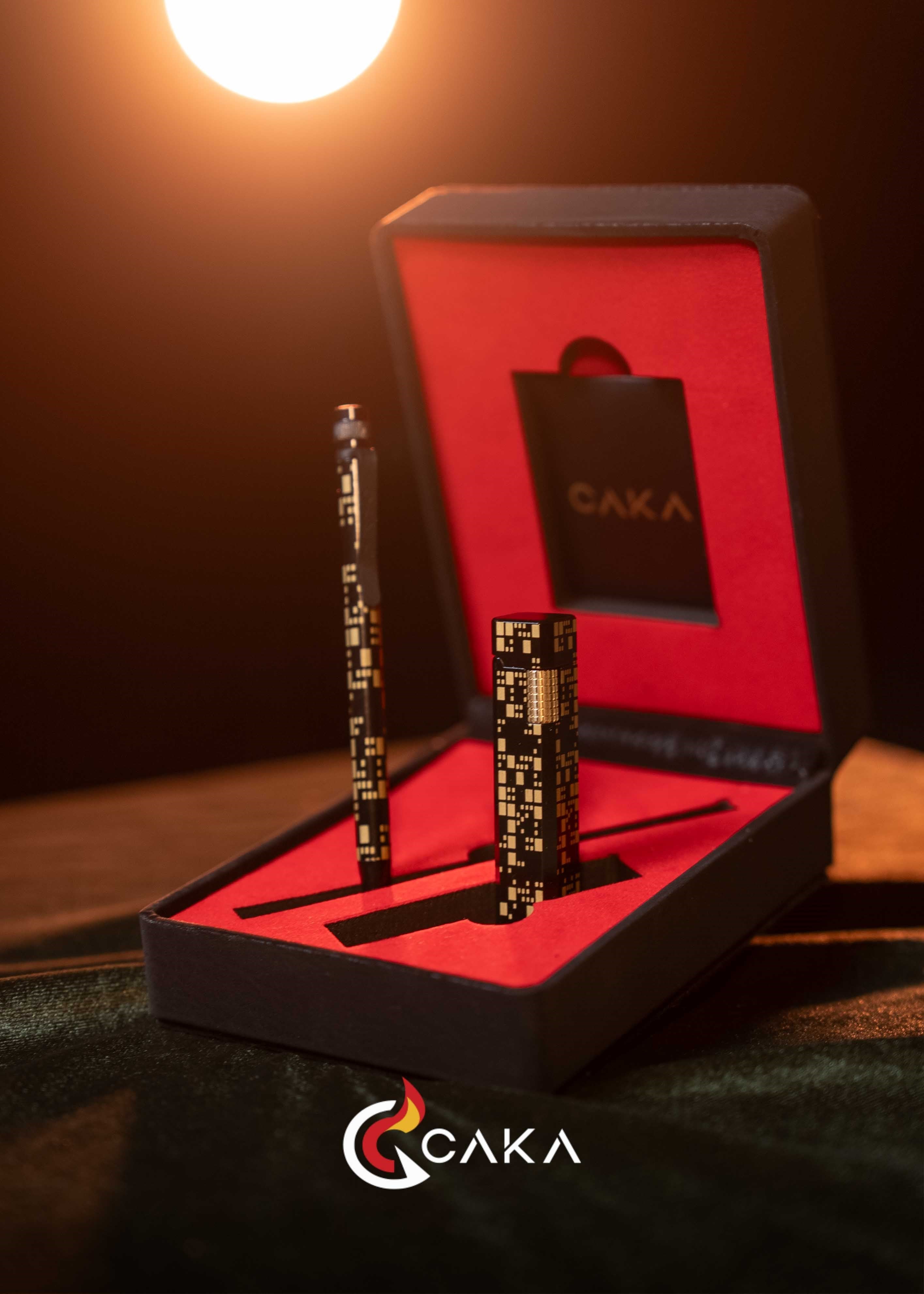 CAKA Pixel Kalem & Çakmak Seti: Geometrik Tasarım, Premium Metal Gövde